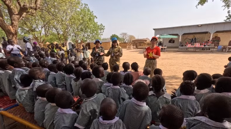 在第三工兵队队员的歌声中,阿卜耶伊的孩子们沉浸在欢乐的国际儿童节氛围中。 在第三工兵队队员的歌声中,阿卜耶伊的孩子们沉浸在欢乐的国际儿童节氛围中。