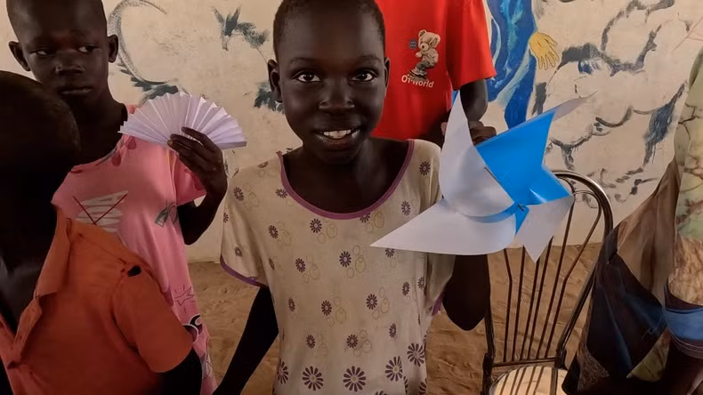 孩子们喜欢纸做的玩具。 孩子们喜欢纸做的玩具。