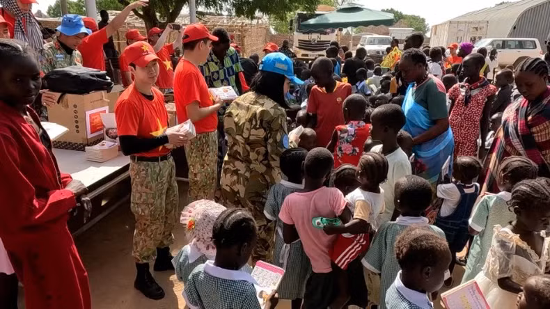 越南蓝色贝雷帽部队准备了数百份礼物,包括糖果、玩具、书籍、蜡笔等,分发给孩子们。 越南蓝色贝雷帽部队准备了数百份礼物,包括糖果、玩具、书籍、蜡笔等,分发给孩子们。