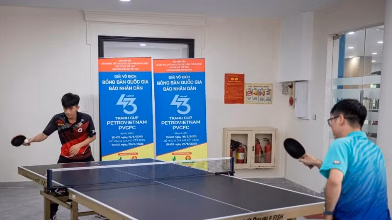 运动员体验将在2025年PetroVietnam第43届《人民报》全国乒乓球锦标赛上使用的符合国际乒乓球联合会（ITTF）标准的乒乓球台。