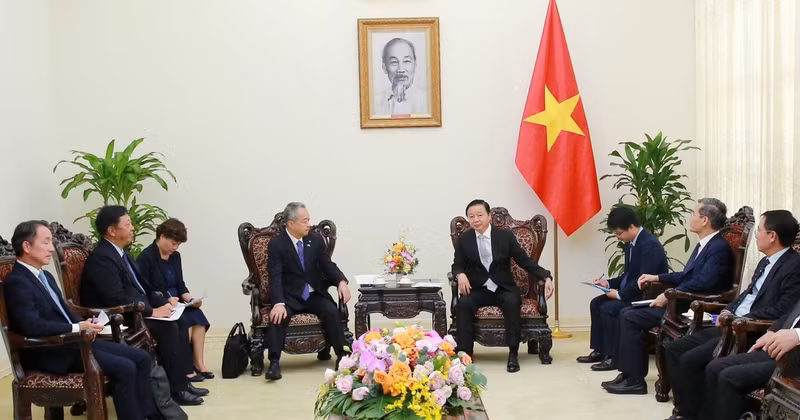 越南政府副总理陈红河会见日本住友商事总裁兼首席执行官上野慎吾。