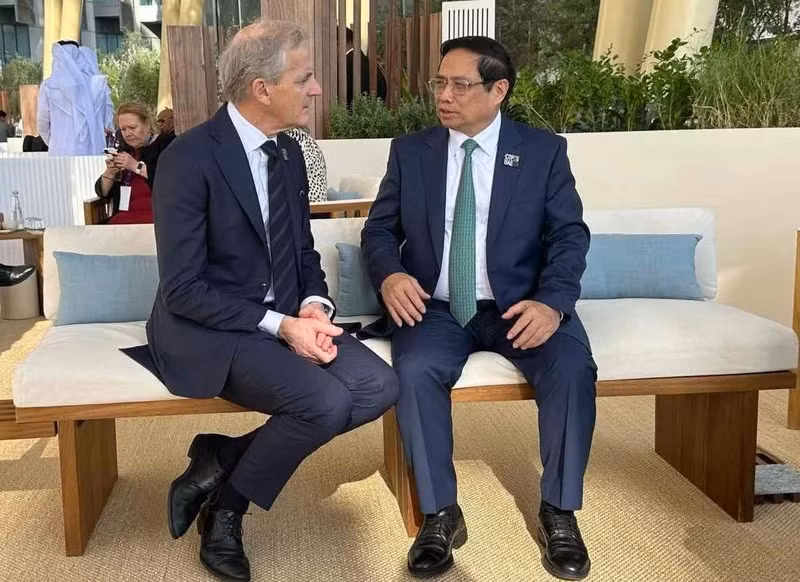 越南政府总理范明正会见挪威首相约纳斯·加尔·斯特勒。