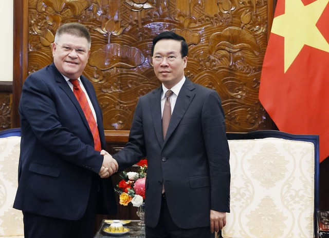 越南国家主席武文赏与世界工会联合会秘书长潘比斯·基里西斯握手。