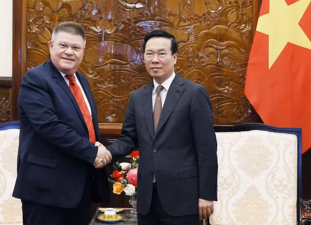 越南国家主席武文赏与世界工会联合会秘书长潘比斯·基里西斯握手。