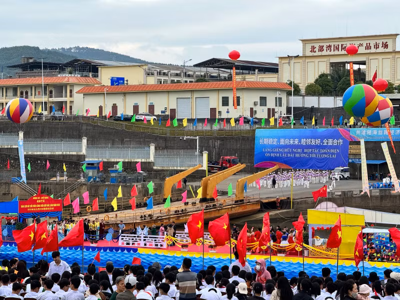 双方数百名演员、歌手、青年以及越中两国许多民众、游客和学生欢聚一堂。