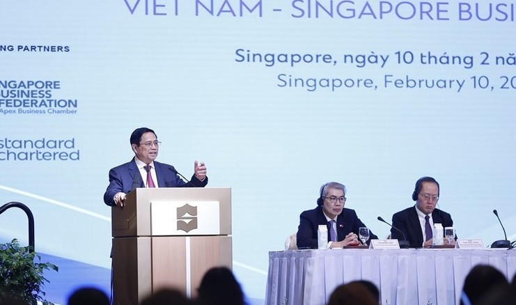 范明正总理在越南新加坡企业论坛上发表讲话。（图片来源：越通社）