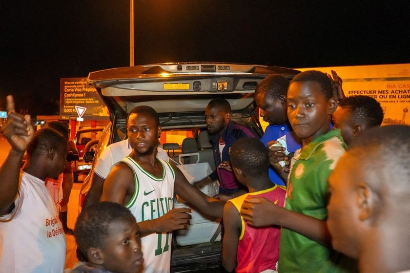 2023年8月5日，尼日尔政府的支持者参加尼日尔尼亚美空军基地附近的抗议活动。（图片来源：路透社）