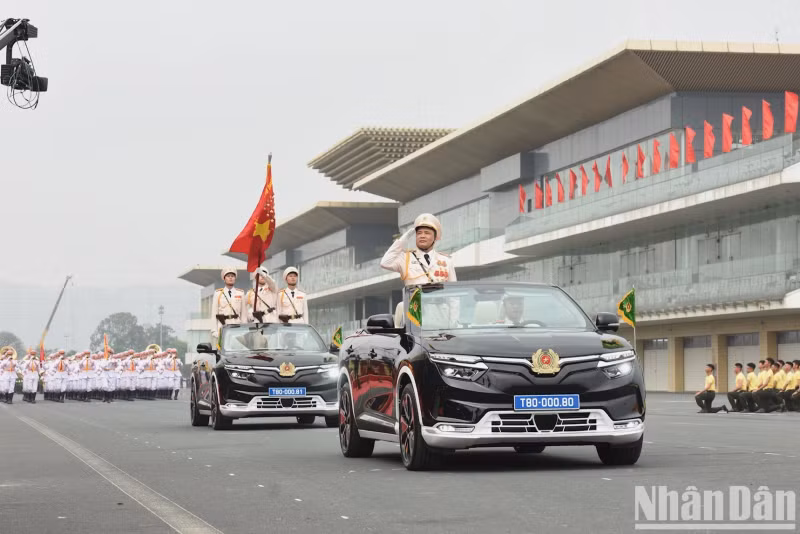 在庆祝活动上,机动警察力量各单位分别举行阅兵、武术表演、防爆演练等。 在庆祝活动上,机动警察力量各单位分别举行阅兵、武术表演、防爆演练等。