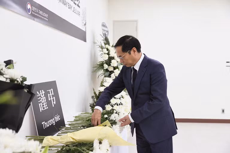 越南党和国家领导赴韩国驻越南大使馆吊唁坠机事故遇难者