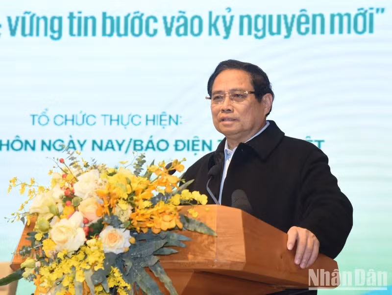 政府总理范明正与农民对话。