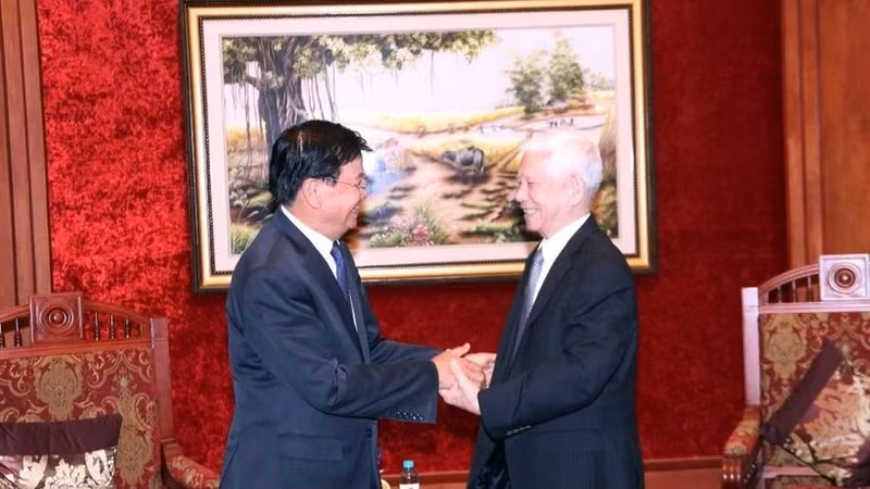 老挝人民革命党中央总书记、国家主席通伦·西苏里会见了越南前国家主席阮明哲。