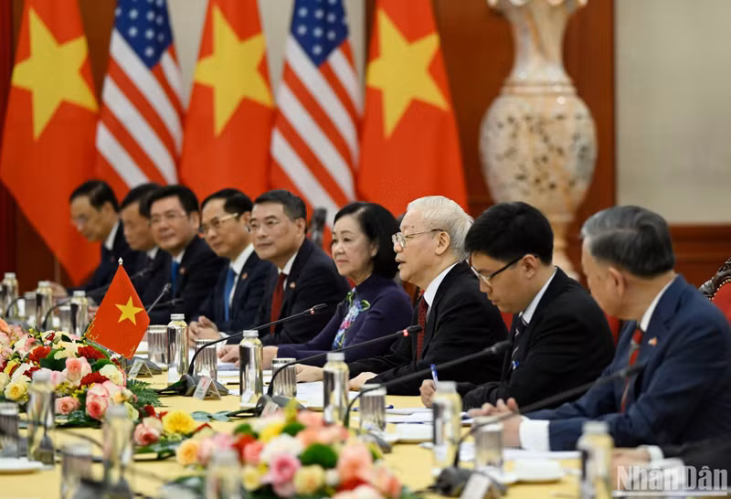 越共中央总书记阮富仲发表讲话。