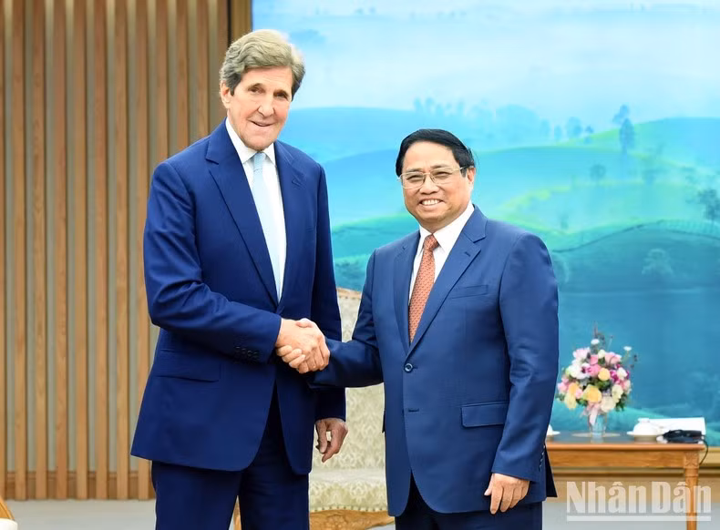 9月9日下午，越南政府总理范明正在政府总部会见了来访的美国总统气候问题特使约翰·克里。
