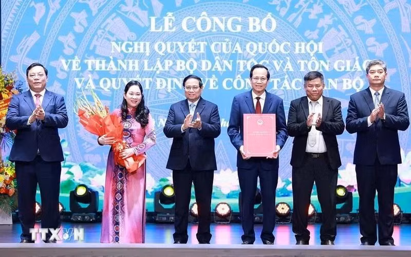 越南政府总理范明正出席国会关于民族与宗教部成立、民族与宗教部干部工作部署的决议公布仪式。（图片来源：越通社）