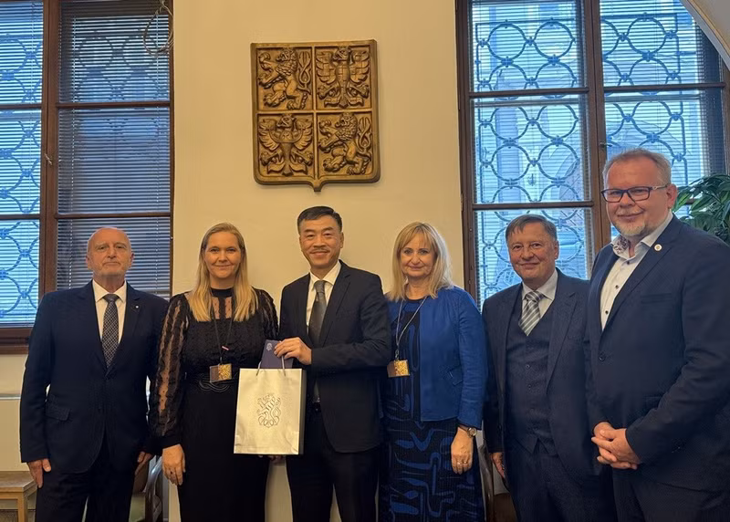 越南驻捷克大使杨淮南与捷克—越南友好议员小组代表合影。