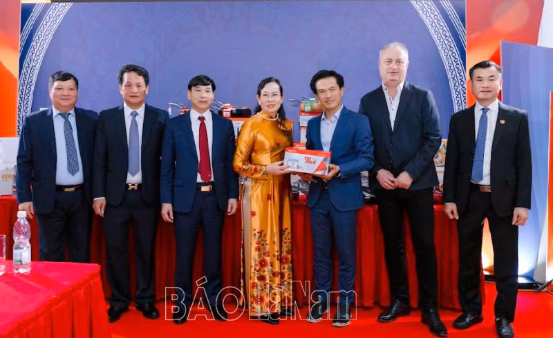 河南省委书记黎氏水一行会见在捷越南团体组织和企业代表。