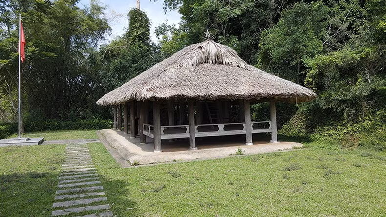 宣光省山阳县明青乡青拉亭是1945年3月16日举行的选举自由州临时革命委员会会议的旧地。 宣光省山阳县明青乡青拉亭是1945年3月16日举行的选举自由州临时革命委员会会议的旧地。