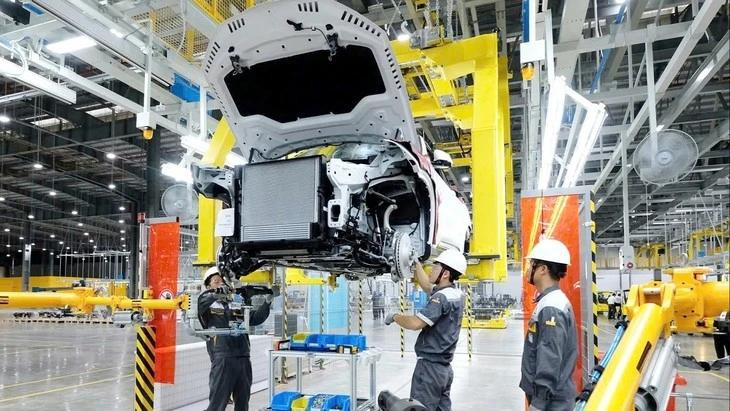 附图：汽车组装厂。