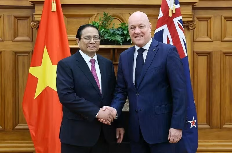 越南政府总理范明正和新西兰总理克里斯托弗·卢克森。（图片来源：越通社）