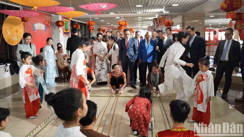 大家一起跳竹竿舞。