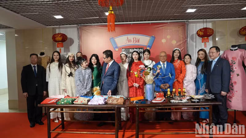 越南驻俄罗斯大使邓明魁和与会代表合影。