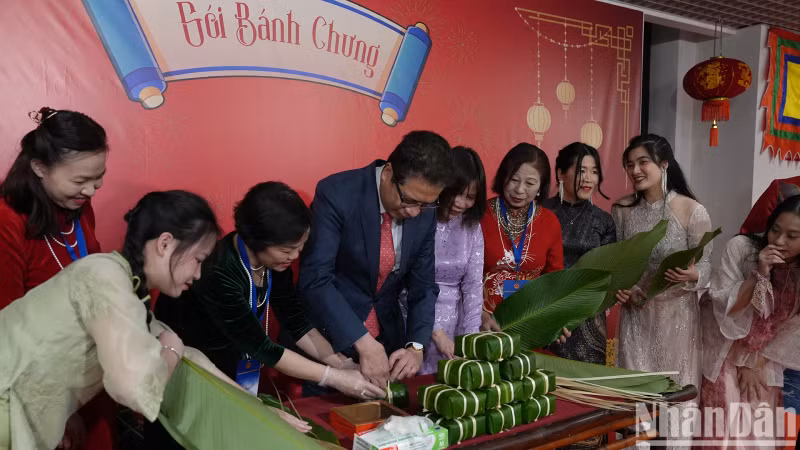 越南驻俄罗斯大使邓明魁参加包粽子。