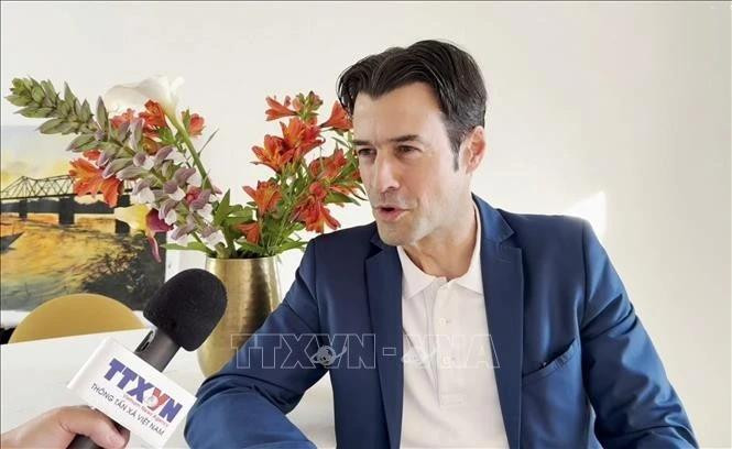 法国历史学家皮埃尔·朱尔努（Pierre Journoud）接受越通社记者采访。（图片来源：越通社）