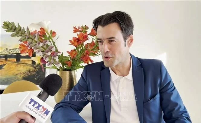 法国历史学家皮埃尔·朱尔努（Pierre Journoud）接受越通社记者采访。（图片来源：越通社）