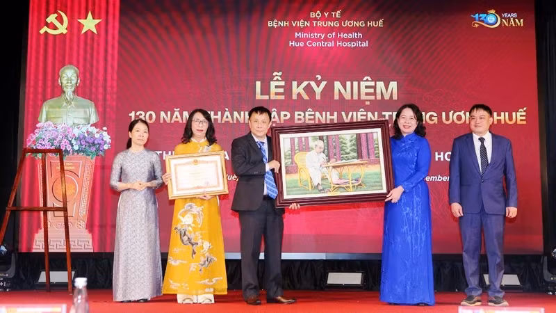 国家副主席氏映春向顺化中央医院授予奖状。