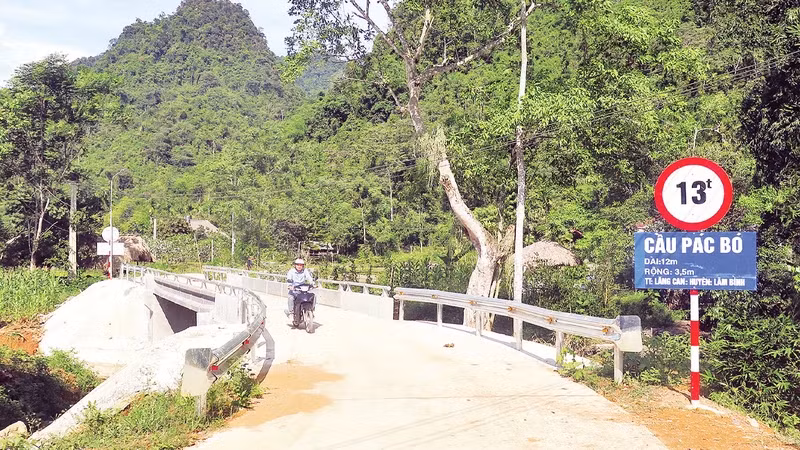 宣光省乡村道路为群众出行提供便利。海钟 摄