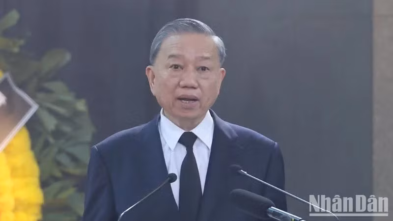 越共中央政治局委员、越南社会主义共和国主席、治丧委员会主任苏林在阮富仲总书记同志追悼会上致悼词。