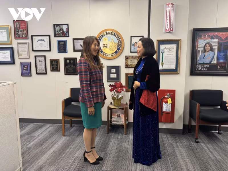 越南国会副主席阮氏清会见加利福尼亚州财政部长马世云。