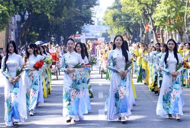 河内秋季狂欢节在还剑湖步行街举行。