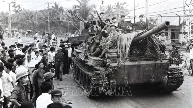 1975年4月2日，解放军坦克进入解放庆和省。（图片来源：越通社）
