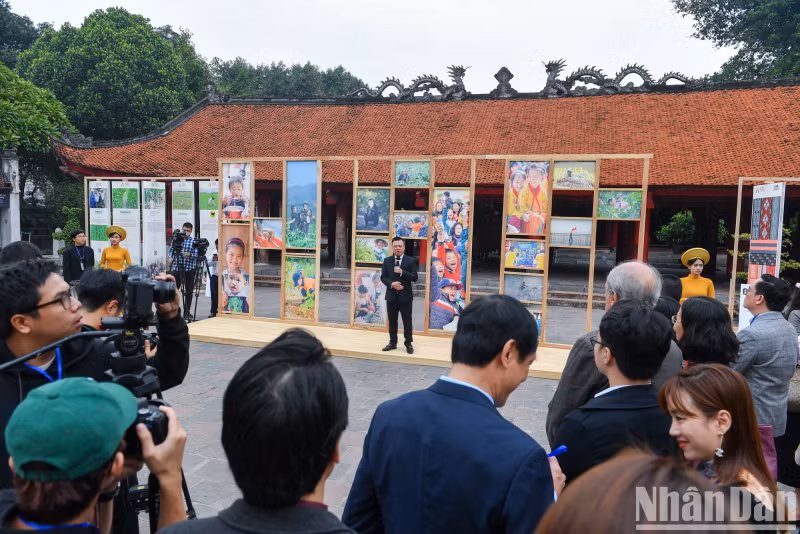 11月24日，《人类行动奖》图片展在河内文庙 - 国子监启幕。