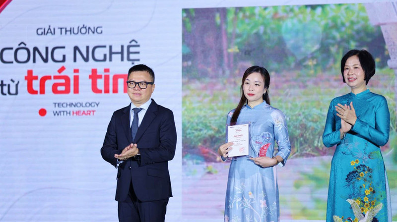 人民报社总编辑黎国明和越通社社长武越庄(右)颁发奖状。