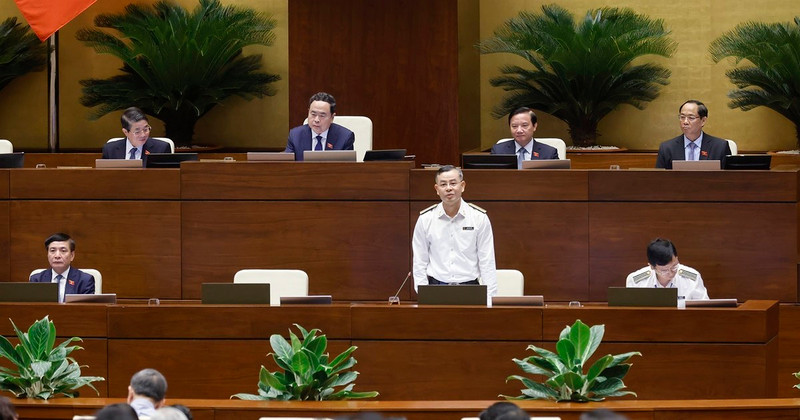 越南国家审计署审计长吴文俊回答质询。