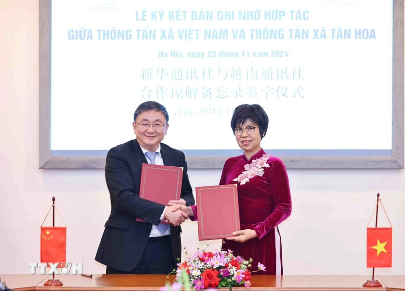 越通社社长武越庄女士和新华社副总编辑任卫东签署两家通讯社2025年合作谅解备忘录。（图片来源：越通社）