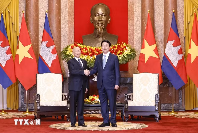 越南国家主席梁强和柬埔寨国王诺罗敦·西哈莫尼。