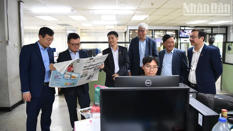 越南新闻工作者协会（VJA）代表团参观《民意报》社印刷报办公楼。（春山 丁长 摄）