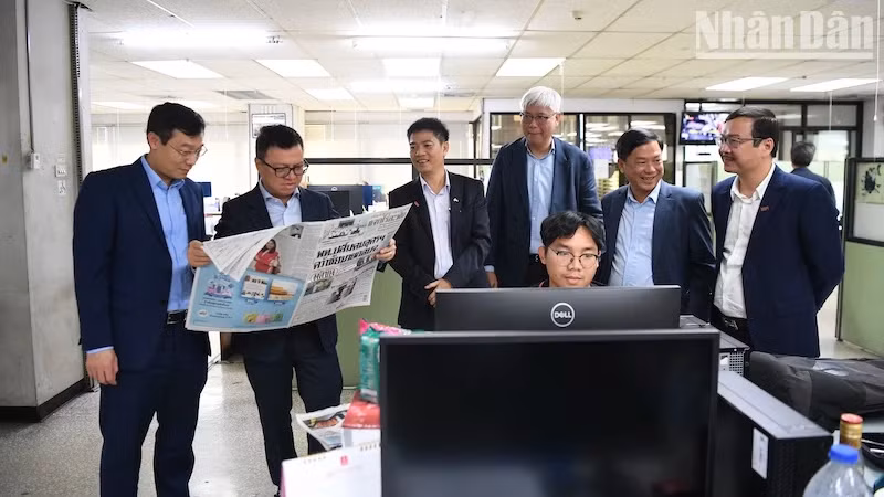 越南新闻工作者协会（VJA）代表团参观《民意报》社印刷报办公楼。（春山 丁长 摄）