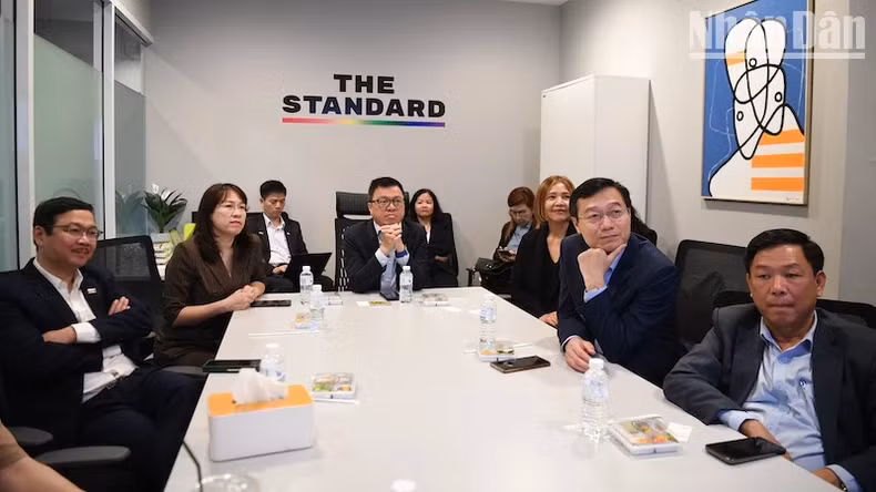 VJA代表团参观《标准报》社总部。