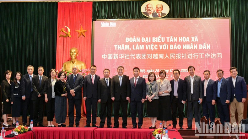 《人民报》社副总编辑桂廷原，越南通讯社副社长段氏雪绒，新华社副总编辑任卫东等合影留念。（世代 摄）