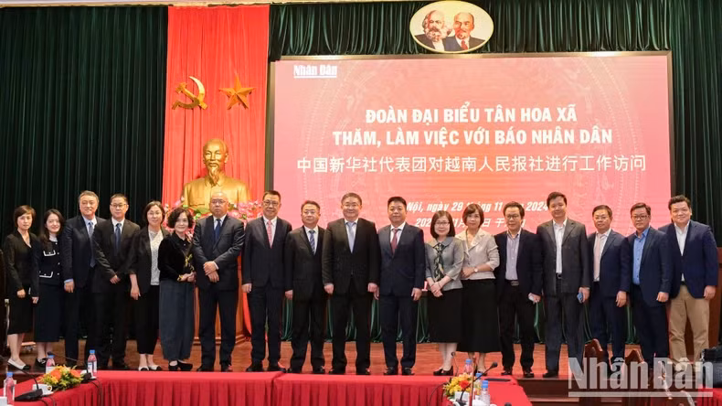 《人民报》社副总编辑桂廷原，越南通讯社副社长段氏雪绒，新华社副总编辑任卫东等合影留念。（世代 摄）