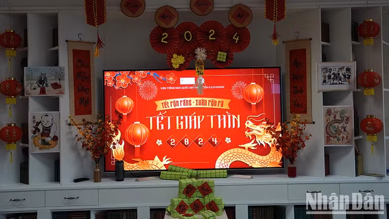 越南留学生在普希金国立俄语学院的春节展示区。