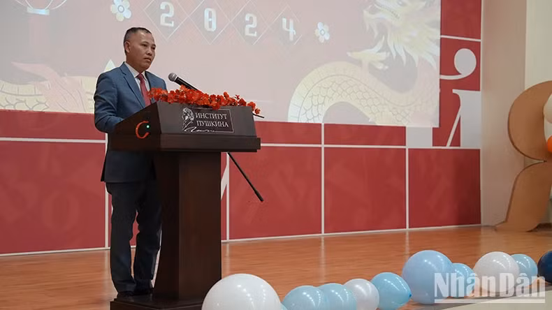 越南驻俄罗斯大使馆党委副书记阮海登致辞。（春兴 摄）
