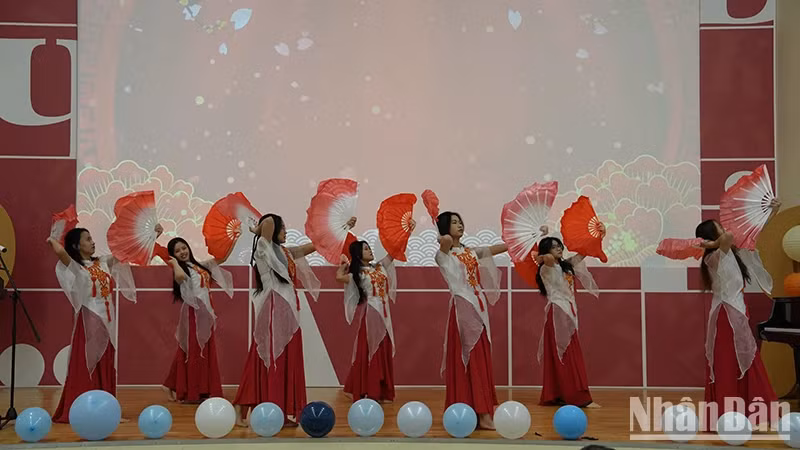 越南留学生在迎春活动上的歌舞表演。