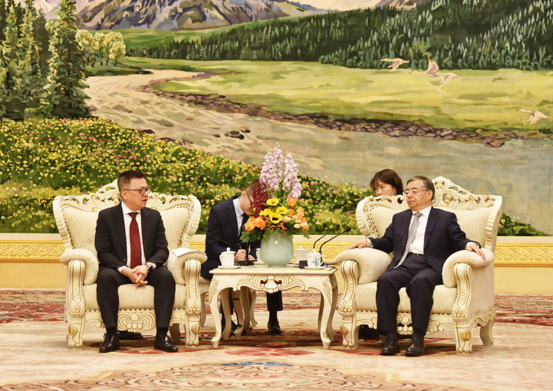 中共中央政治局委员、中央书记处书记、中央宣传部部长李书磊（右）会见黎国明总编辑。