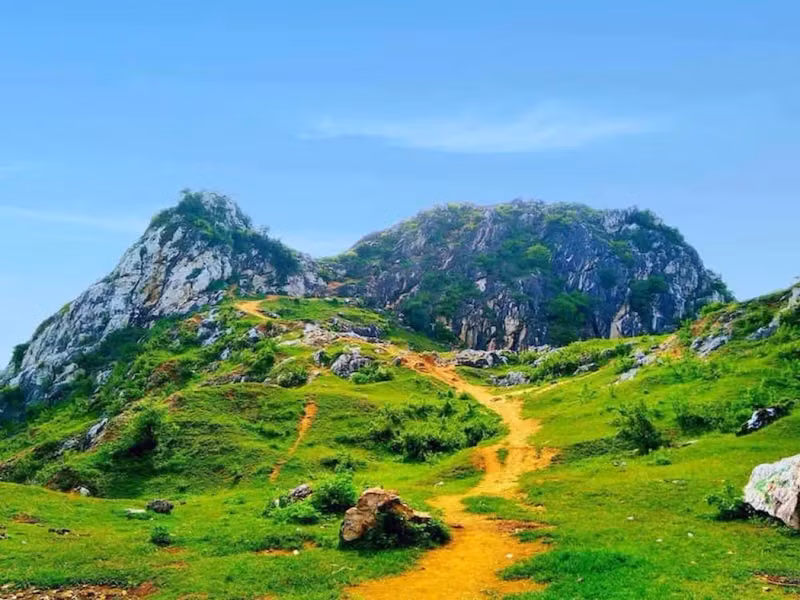 通往沉山山顶的土路。 通往沉山山顶的土路。