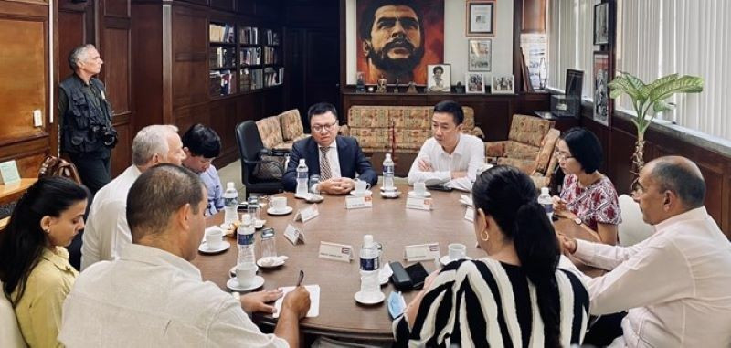 越南《人民报》社总编辑、越共中央宣教部副部长、越南新闻工作者协会主席黎国明与《格拉玛报》社领导举行工作会议。 （图片来源：梅芳/越通社）